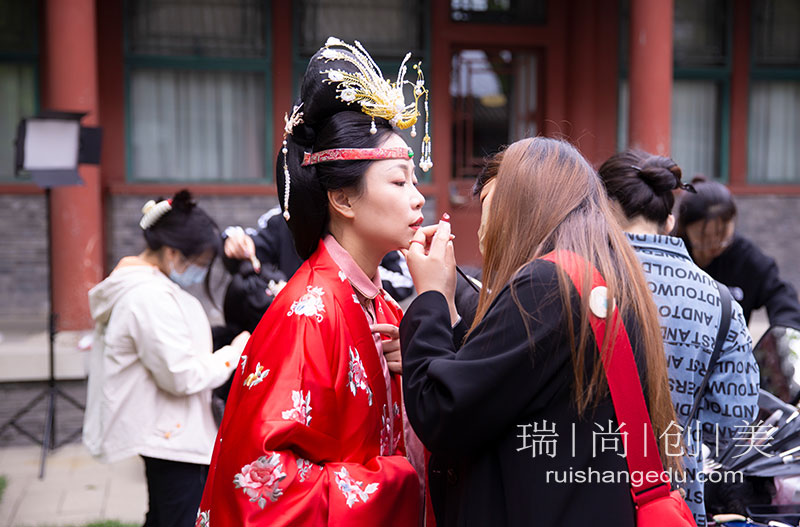 傳承中華文化-瑞尚創(chuàng)美受邀為中國傳統(tǒng)服裝設(shè)計展演做化妝造型